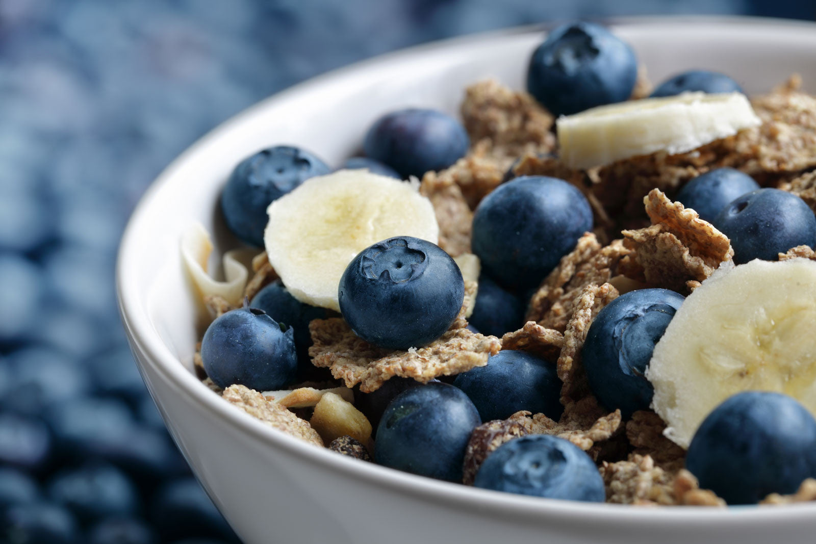 Cereal with bananas and blueberries