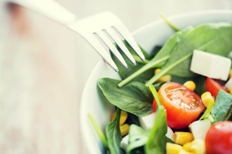 How to stop hunger with spinach salad and tomatoes